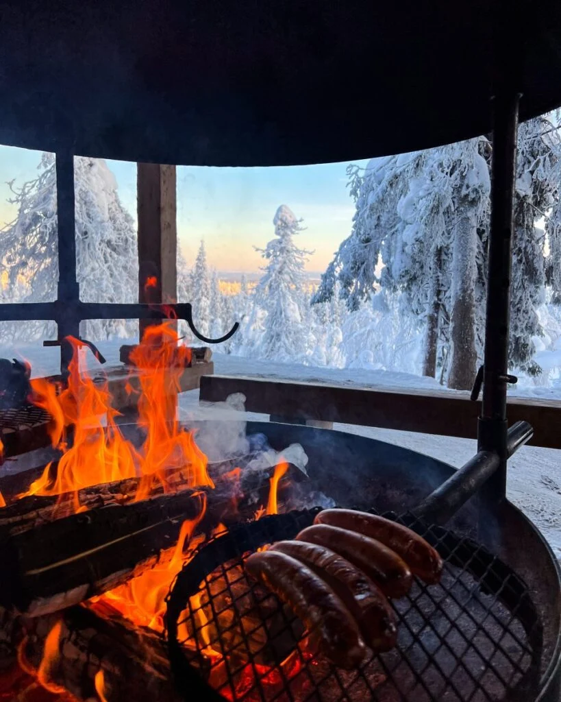 Having a great time around the fire in Riisitunturi National Park