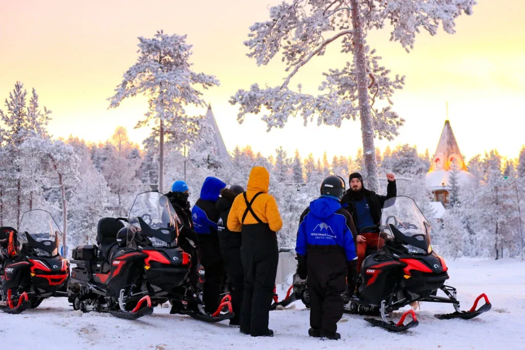 Safety instructions before the snowmobile tour