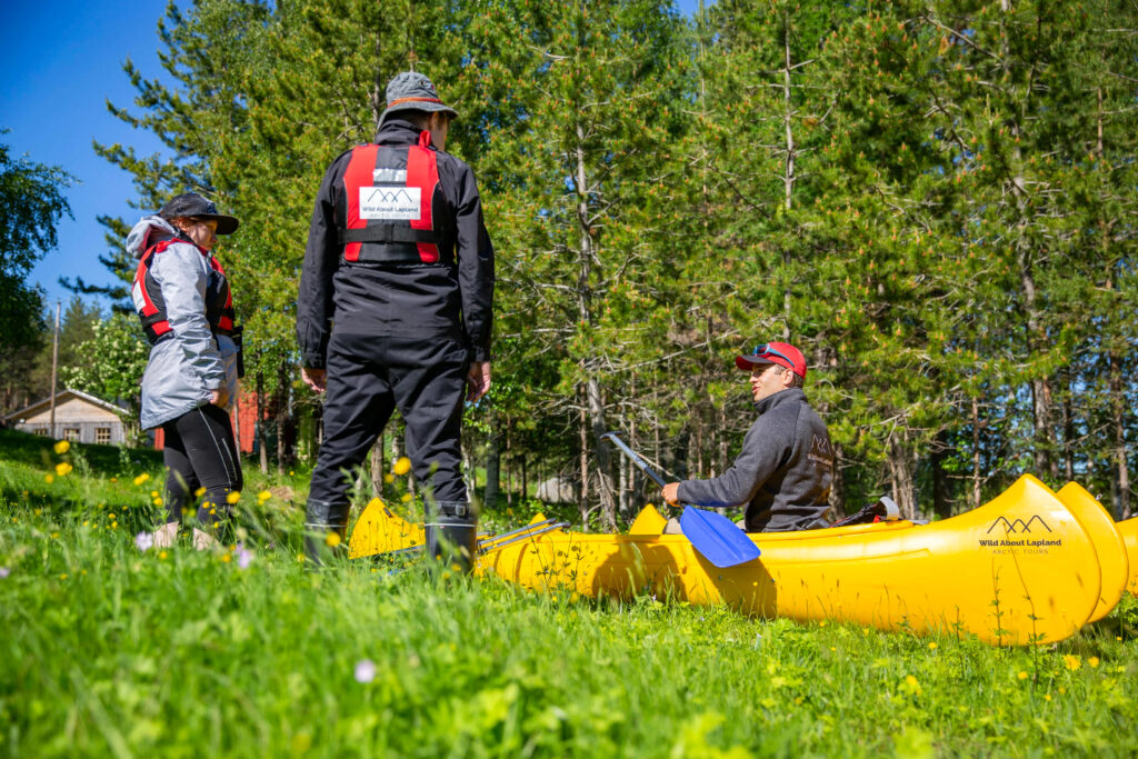 Safety insturctions before canoeing trip