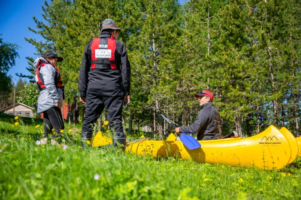 Safety insturctions before canoeing trip
