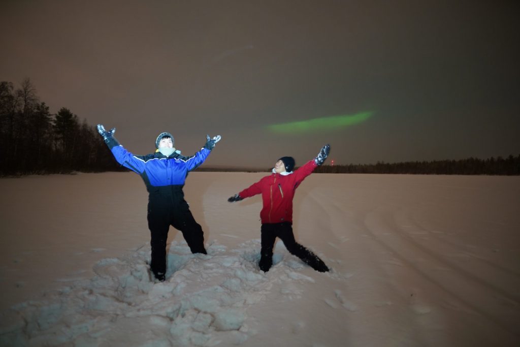 guests with aurora on the background