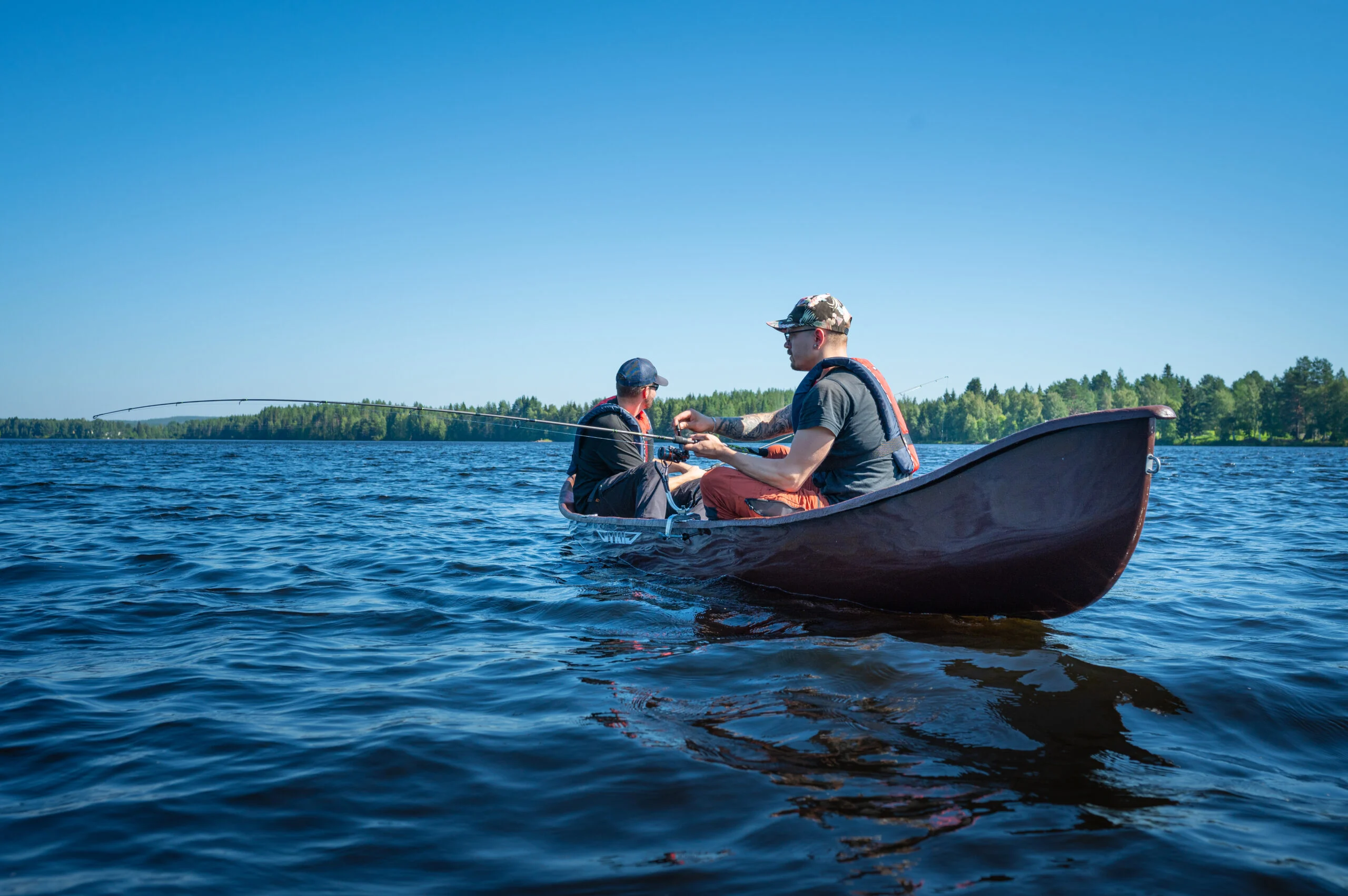 Small-group summer fishing tour on a lake in Rovaniemi