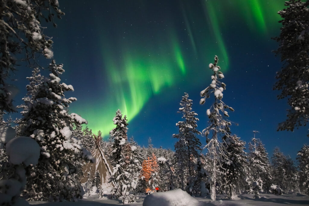 Northern lights hunting photo tour from Levi
