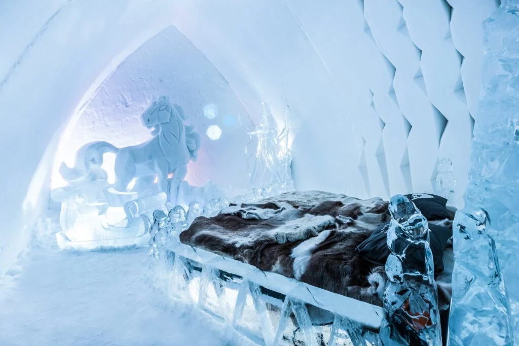 Visiting package: Introduction to Arctic SnowHotel with lunch at the Ice Restaurant